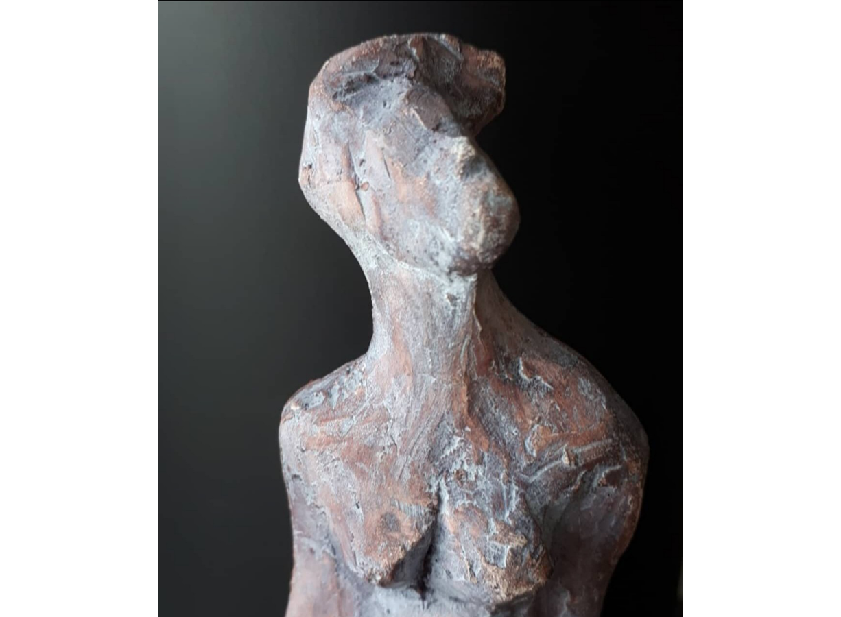Weibliche Figur 2018 / Ton modelliert 2x gebrannt, Eisenoxyd, Acryfarbe / ca. 28 cm hoch